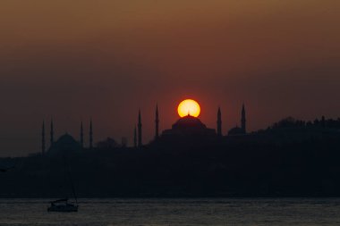 İstanbul 'daki cami siluetleri ve gün batımı.
