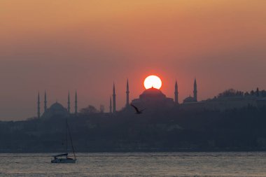 İstanbul 'daki cami siluetleri ve gün batımı.