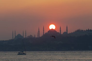 İstanbul 'daki cami siluetleri ve gün batımı.