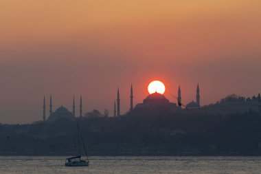 İstanbul 'daki cami siluetleri ve gün batımı.
