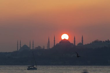 İstanbul 'daki cami siluetleri ve gün batımı.