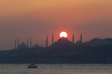 İstanbul 'daki cami siluetleri ve gün batımı.