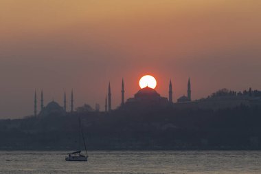İstanbul 'daki cami siluetleri ve gün batımı.