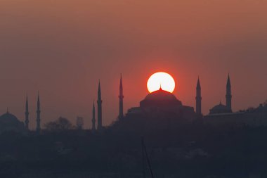 İstanbul 'daki cami siluetleri ve gün batımı.