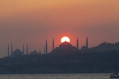 İstanbul 'daki cami siluetleri ve gün batımı.