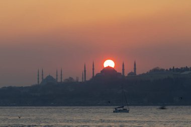 İstanbul 'daki cami siluetleri ve gün batımı.