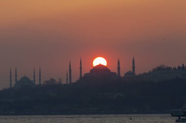 İstanbul 'daki cami siluetleri ve gün batımı.