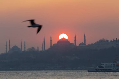 İstanbul 'daki cami siluetleri ve gün batımı.