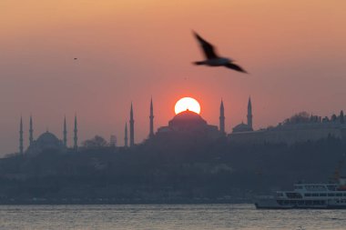 İstanbul 'daki cami siluetleri ve gün batımı.