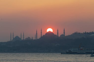 İstanbul 'daki cami siluetleri ve gün batımı.