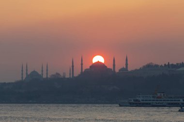 İstanbul 'daki cami siluetleri ve gün batımı.