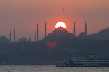 İstanbul 'daki cami siluetleri ve gün batımı.
