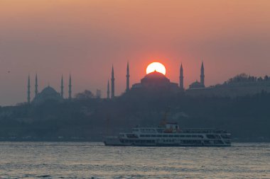 İstanbul 'daki cami siluetleri ve gün batımı.
