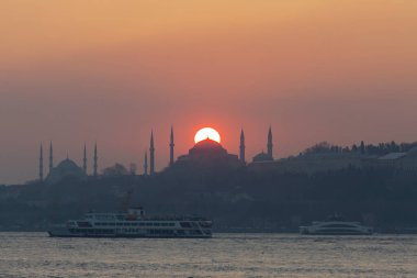 İstanbul 'daki cami siluetleri ve gün batımı.