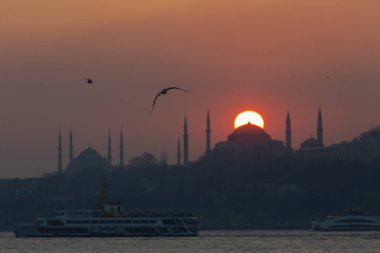 İstanbul 'daki cami siluetleri ve gün batımı.