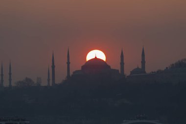İstanbul 'daki cami siluetleri ve gün batımı.