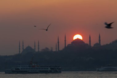 İstanbul 'daki cami siluetleri ve gün batımı.