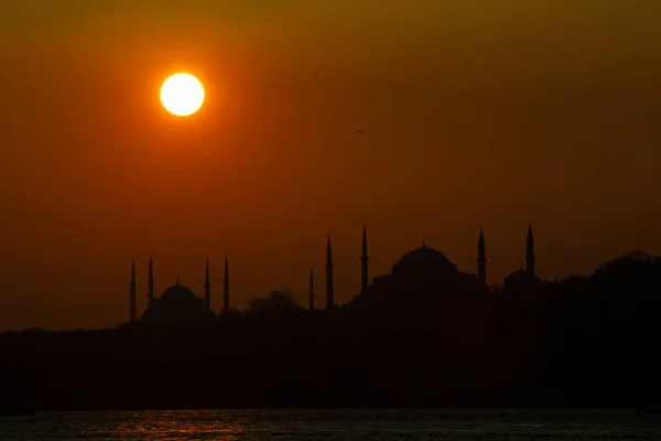 伊斯坦布尔清真寺的轮廓和日落 — 图库照片