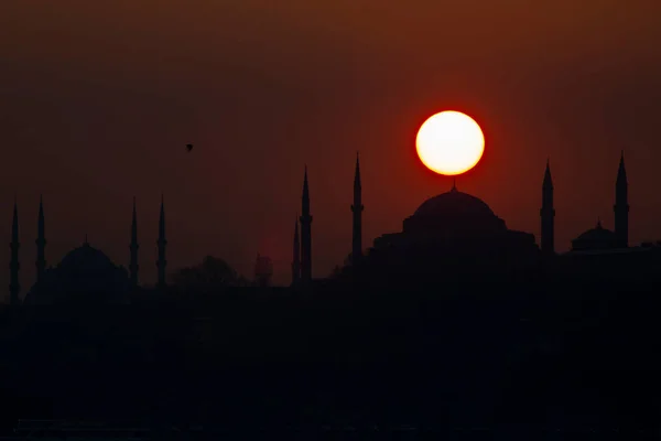 イスタンブールモスクのシルエットと日没 — ストック写真