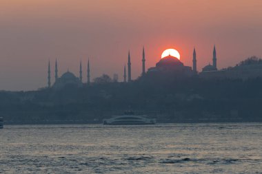 İstanbul 'daki cami siluetleri ve gün batımı.