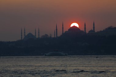 İstanbul 'daki cami siluetleri ve gün batımı.