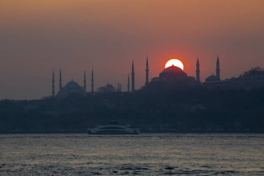 İstanbul 'daki cami siluetleri ve gün batımı.