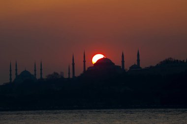 İstanbul 'daki cami siluetleri ve gün batımı.