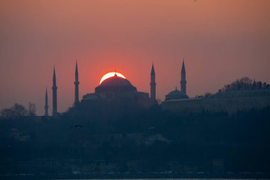 İstanbul 'daki cami siluetleri ve gün batımı.