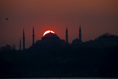 İstanbul 'daki cami siluetleri ve gün batımı.