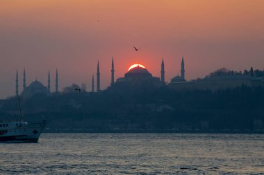 İstanbul 'daki cami siluetleri ve gün batımı.