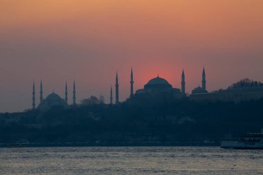 İstanbul 'daki cami siluetleri ve gün batımı.