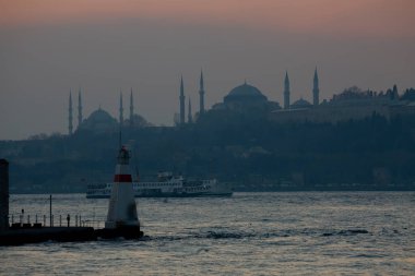 İstanbul 'daki cami siluetleri ve gün batımı.