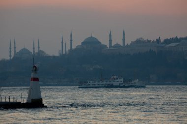 İstanbul 'daki cami siluetleri ve gün batımı.