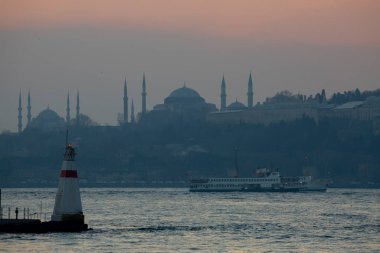 İstanbul 'daki cami siluetleri ve gün batımı.