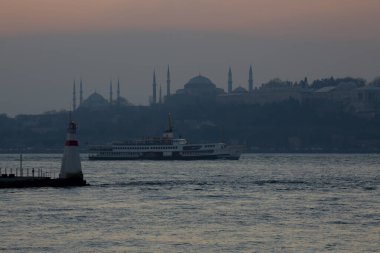 İstanbul 'daki cami siluetleri ve gün batımı.