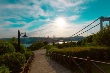 İstanbul Boğazı Köprüsü ve Sahnesi, trafik yoğun