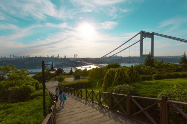 İstanbul Boğazı Köprüsü ve Sahnesi, trafik yoğun