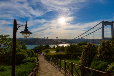 İstanbul Boğazı Köprüsü ve Sahnesi, trafik yoğun