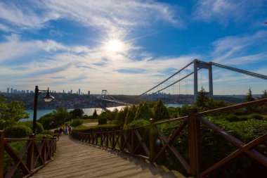 İstanbul Boğazı Köprüsü ve Sahnesi, trafik yoğun