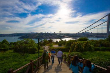 İstanbul Boğazı Köprüsü ve Sahnesi, trafik yoğun