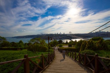 İstanbul Boğazı Köprüsü ve Sahnesi, trafik yoğun
