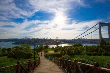 İstanbul Boğazı Köprüsü ve Sahnesi, trafik yoğun