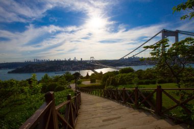 İstanbul Boğazı Köprüsü ve Sahnesi, trafik yoğun