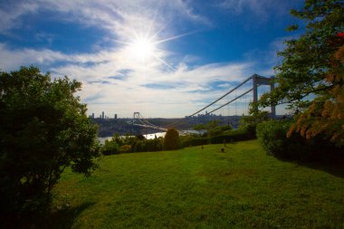 İstanbul Boğazı Köprüsü ve Sahnesi, trafik yoğun