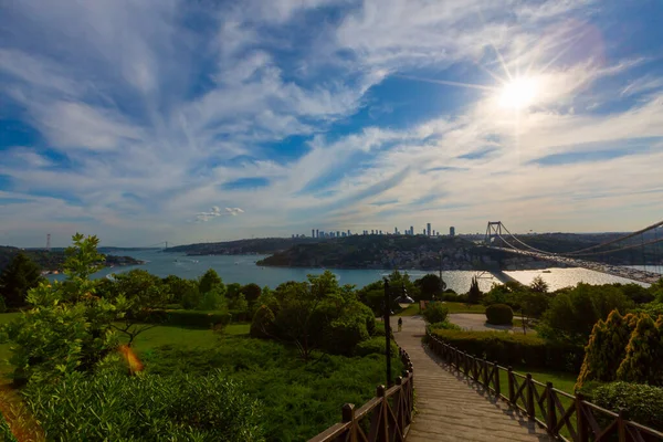 İstanbul Boğazı Köprüsü ve Sahnesi, trafik yoğun