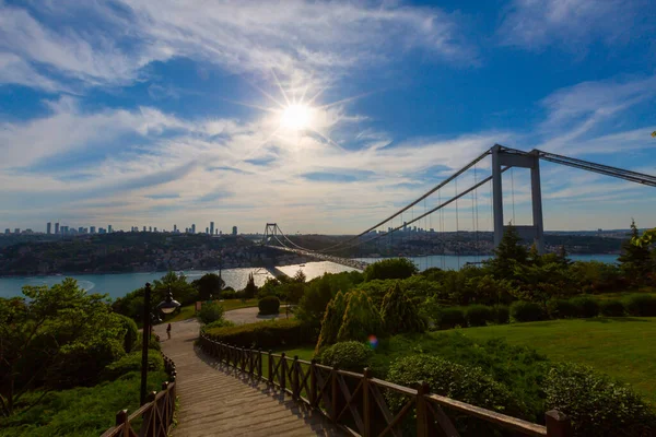 İstanbul Boğazı Köprüsü ve Sahnesi, trafik yoğun