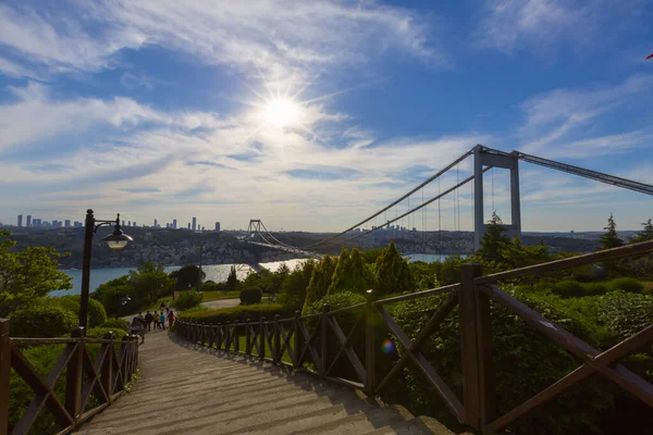 İstanbul Boğazı Köprüsü ve Sahnesi, trafik yoğun