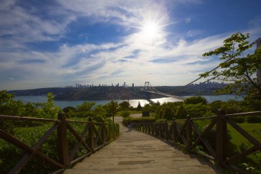 İstanbul Boğazı Köprüsü ve Sahnesi, trafik yoğun