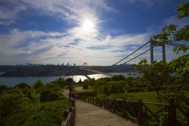 İstanbul Boğazı Köprüsü ve Sahnesi, trafik yoğun