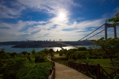 İstanbul Boğazı Köprüsü ve Sahnesi, trafik yoğun